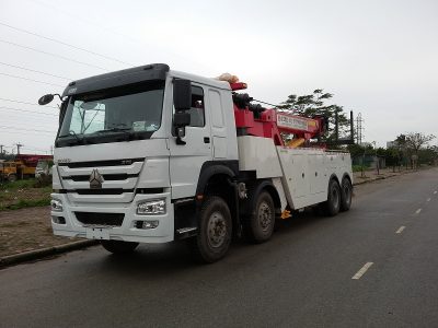 Xe cứu hộ giao thông Howo 4 chân cẩu quay 30 tấn