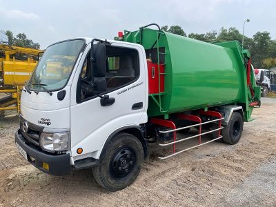 xe-cuon-ep-cho-rac-7-khoi-hino-doi-2016