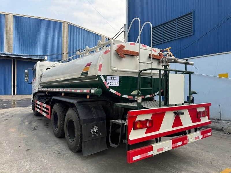Xe phun nước 3 chân Dongfeng 14.1 khối tưới cây rửa đường