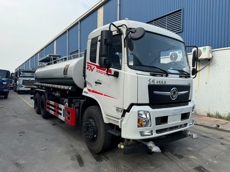 Xe phun nước 3 chân Dongfeng 14.1 khối tưới cây rửa đường