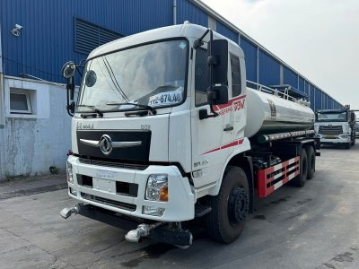Xe phun nước 3 chân Dongfeng 14.1 khối tưới cây rửa đường