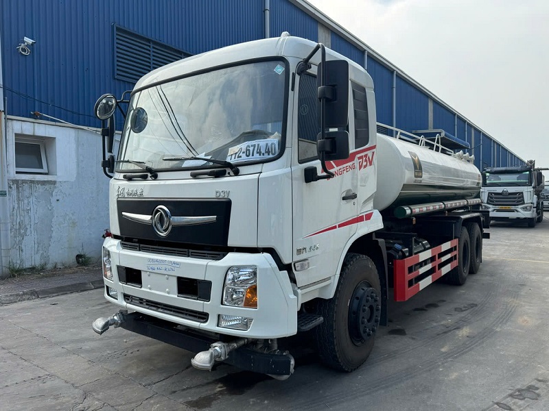 Xe phun nước 3 chân Dongfeng 14.1 khối tưới cây rửa đường