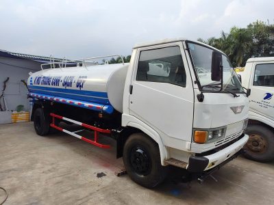Xe phun nước rửa đường 9 khối Hino chạy công trình